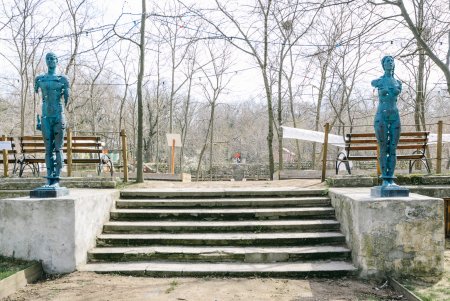 Классические купидоны и абстракция из стульев: к 85-летию Зеленого театра на его территории отрылся музей (фото)