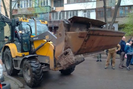 В Киевском районе коммунальщики демонтировали незаконно установленные ограничители движения (фото)