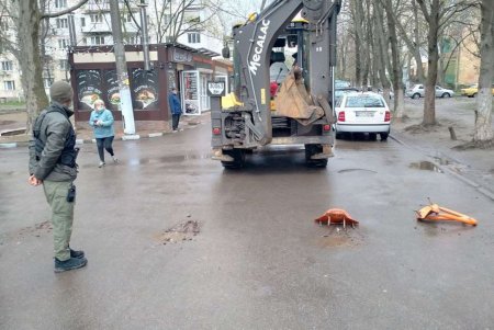 В Киевском районе коммунальщики демонтировали незаконно установленные ограничители движения (фото)