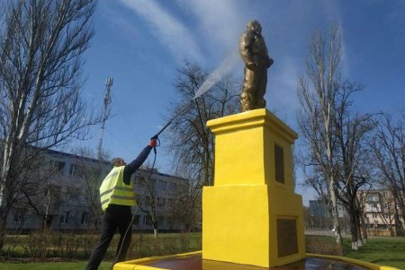 Коммунальщики очистили бюветы и памятники в Малиновском районе (фото)