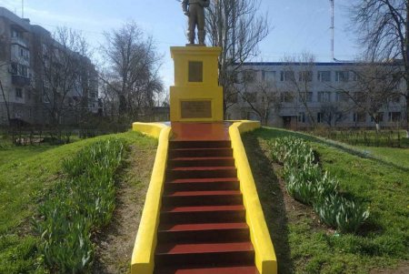 Коммунальщики очистили бюветы и памятники в Малиновском районе (фото)