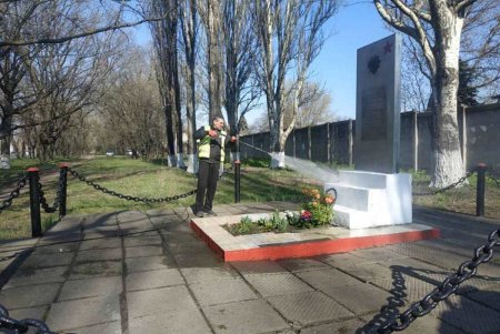 Коммунальщики очистили бюветы и памятники в Малиновском районе (фото)