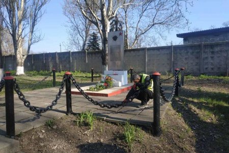 Коммунальщики очистили бюветы и памятники в Малиновском районе (фото)