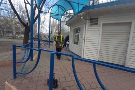 Коммунальщики очистили бюветы и памятники в Малиновском районе (фото)