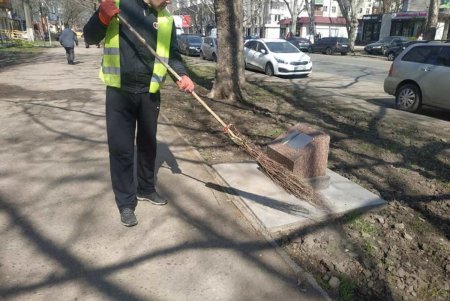 Коммунальщики очистили бюветы и памятники в Малиновском районе (фото)