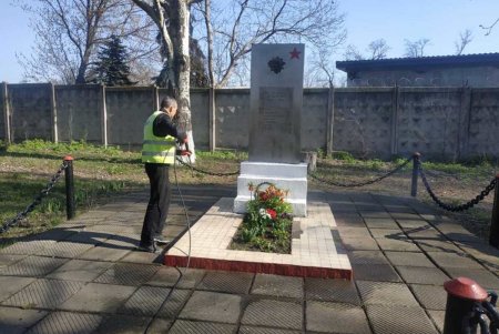 Коммунальщики очистили бюветы и памятники в Малиновском районе (фото)