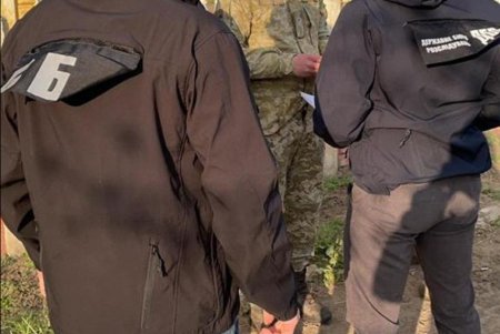 Пограничник вступил в сговор с контрабандистами, за взятки помогая переправлять товары без таможенного контроля