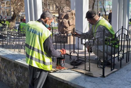 Накануне годовщины Чернобыльской катастрофы в городе ремонтируют, моют и убирают памятные места