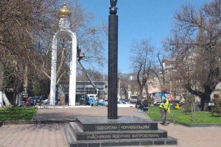 Накануне годовщины Чернобыльской катастрофы в городе ремонтируют, моют и убирают памятные места