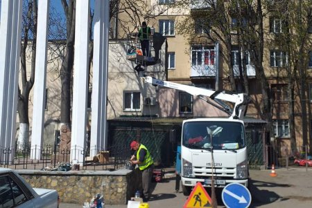 Накануне годовщины Чернобыльской катастрофы в городе ремонтируют, моют и убирают памятные места