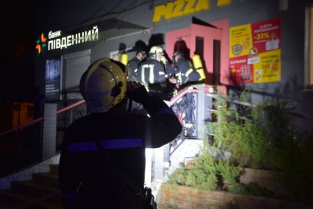 Ночью на Таирова тушили пожар в ресторане (фото)