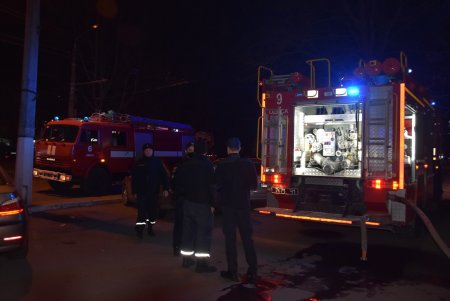 Ночью на Таирова тушили пожар в ресторане (фото)