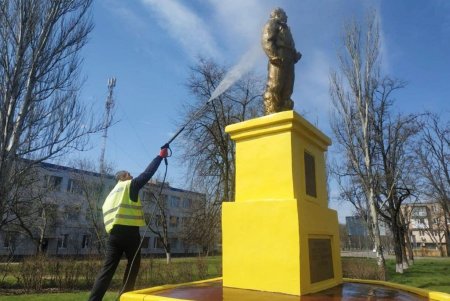 От грязи и пыли отмыли обелиск «Крылья победы», а также ряд памятников в Малиновском районе (фото)