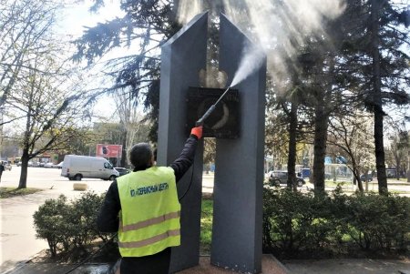 От грязи и пыли отмыли обелиск «Крылья победы», а также ряд памятников в Малиновском районе (фото)