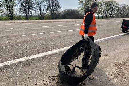 Дорожники ежедневно проводят работы по поддержанию порядка на трассах в Одесской области (фото)