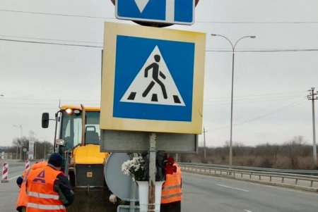 Дорожники ежедневно проводят работы по поддержанию порядка на трассах в Одесской области (фото)