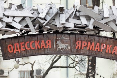 Ярмарку, организованную на Дерибасовской с 2013 года, демонтируют (фоторепортаж)