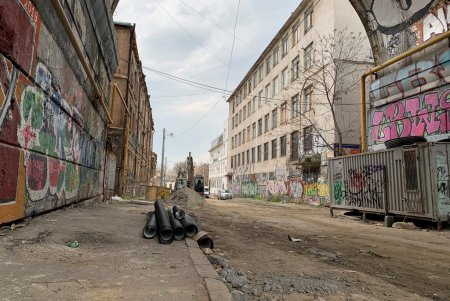 На Деволановском спуске ремонтируют ливневые коллекторы (фото)