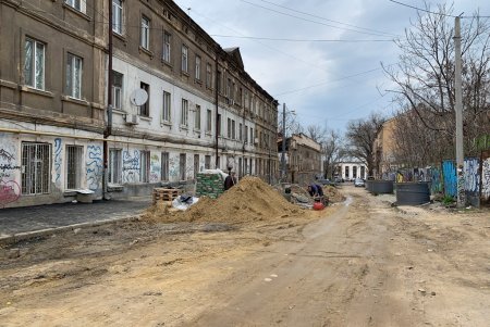 На Деволановском спуске ремонтируют ливневые коллекторы (фото)