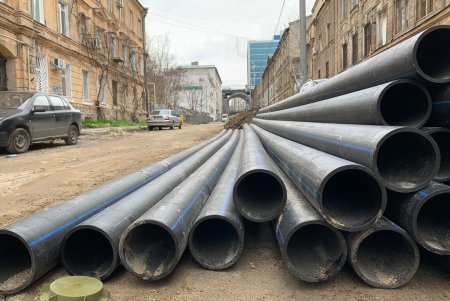 На Деволановском спуске ремонтируют ливневые коллекторы (фото)