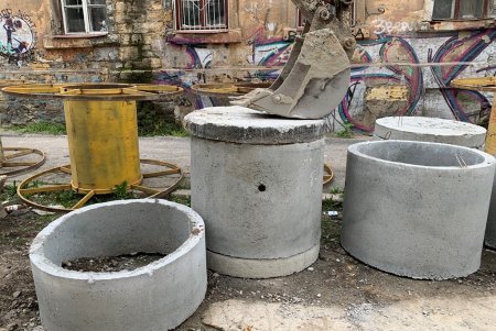 На Деволановском спуске ремонтируют ливневые коллекторы (фото)