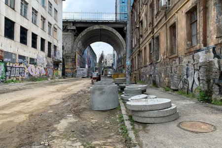 На Деволановском спуске ремонтируют ливневые коллекторы (фото)