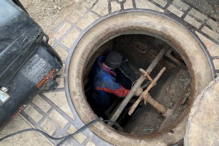 На Деволановском спуске ремонтируют ливневые коллекторы (фото)
