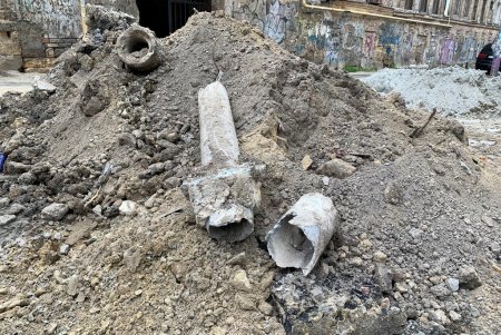 На Деволановском спуске ремонтируют ливневые коллекторы (фото)