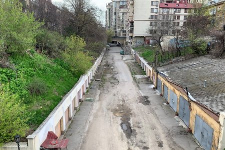 На Деволановском спуске ремонтируют ливневые коллекторы (фото)