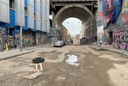 На Деволановском спуске ремонтируют ливневые коллекторы (фото)
