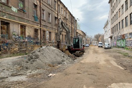 На Деволановском спуске ремонтируют ливневые коллекторы (фото)