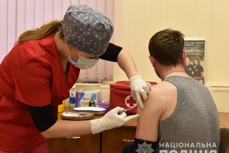 В Одессе и области правоохранители проходят вакцинацию от COVID-19 (фото, видео) 