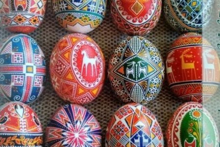 Значение символов, обряды: педагоги и школьники получили мастер-класс по росписи писанок (фото)