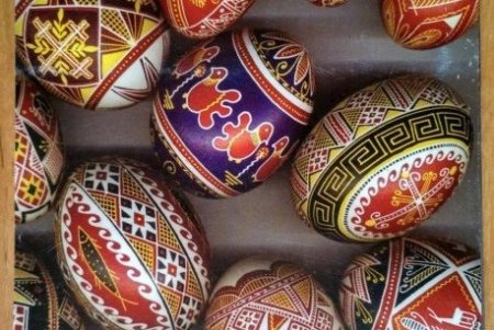 Значение символов, обряды: педагоги и школьники получили мастер-класс по росписи писанок (фото)