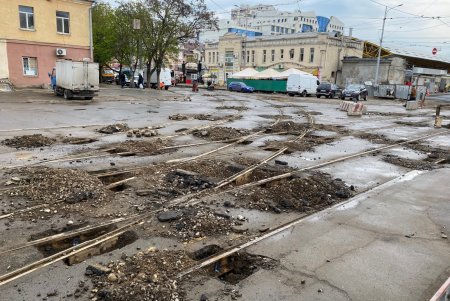 На Преображенской стартовал капремонт: специалисты разбирают рельсы, движение перекрыто (фото)