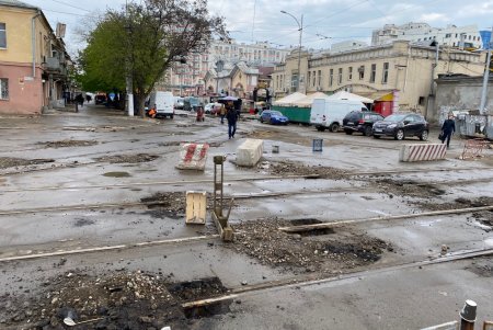 На Преображенской стартовал капремонт: специалисты разбирают рельсы, движение перекрыто (фото)