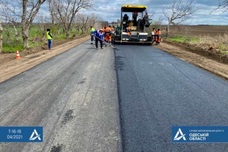 На дороге в Раздельнянском районе укладывают верхний слой асфальтобетона (фото)
