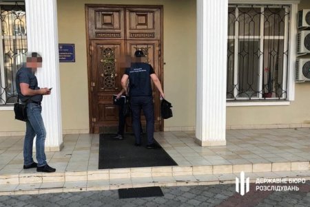 Обвиняемому в получении взятки и злоупотреблении служебным положением одесскому военному прокурору грозит десять лет заключения (фото)