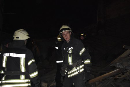Подробности взрыва газа в жилом доме на Серова, 38: погибших нет, но пострадали двое жильцов (фото)