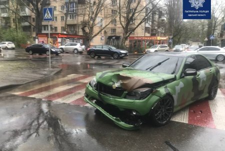 В Приморском районе легковушка столкнулась с иномаркой, сбила пешехода и въехала в дерево (фото)