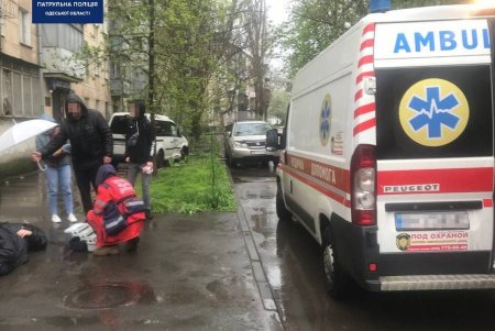 В Приморском районе легковушка столкнулась с иномаркой, сбила пешехода и въехала в дерево (фото)