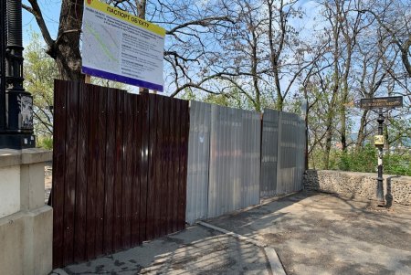 В рамках капремонта бульвара Жванецкого обновляют лестницу возле Шахского дворца и укрепляют склон (фото)