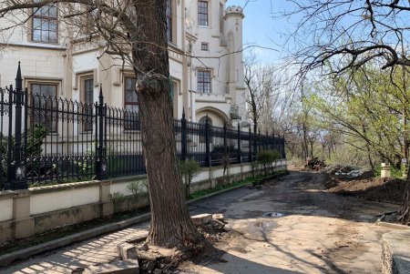 В рамках капремонта бульвара Жванецкого обновляют лестницу возле Шахского дворца и укрепляют склон (фото)