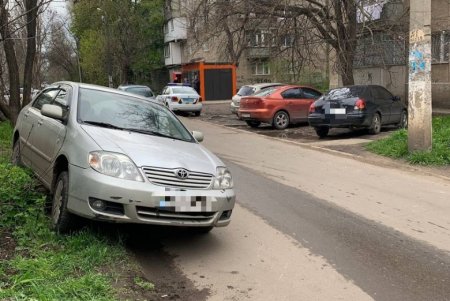 На Черемушках пьяный водитель на легковушке погряз в болоте на обочине
