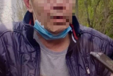 На Черемушках пьяный водитель на легковушке погряз в болоте на обочине