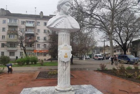 Коммунальщики завершили ремонт памятника Богдану Хмельницкому (фото)
