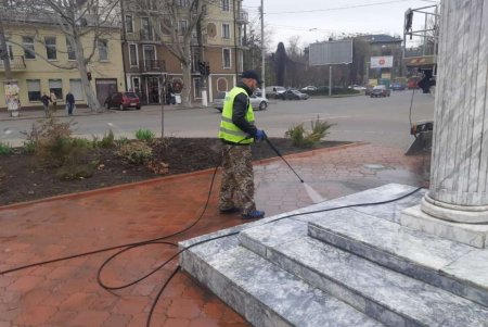 Коммунальщики завершили ремонт памятника Богдану Хмельницкому (фото)