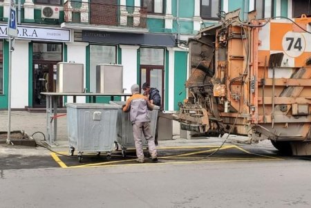 Возле контейнеров для сбора бытовых отходов в центре города нанесли ограничительную разметку