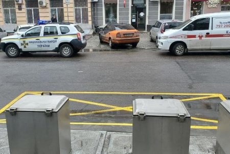 Возле контейнеров для сбора бытовых отходов в центре города нанесли ограничительную разметку