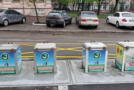 Возле контейнеров для сбора бытовых отходов в центре города нанесли ограничительную разметку